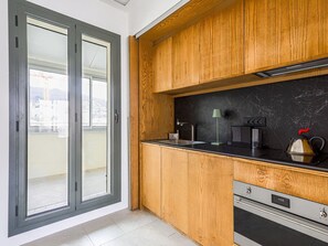 Countertop, Cabinetry, Building, Wood, Kitchen Stove, Interior Design, Kitchen, Architecture, Tap, Kitchen Appliance