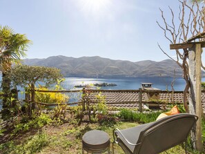 Himmel, Wasser, Pflanze, Berg, Wolke, Holz, Gartenmöbel, Baum, See, Natürliche Landschaft