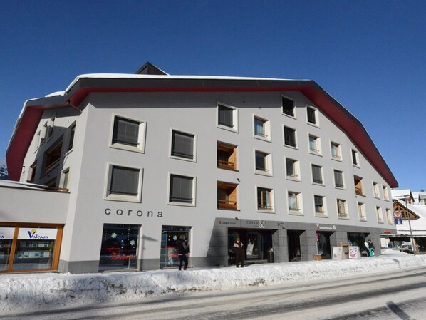 Sky, Building, Window, Urban Design, Residential Area, Facade, Real Estate, Condominium, Tree, Commercial Building