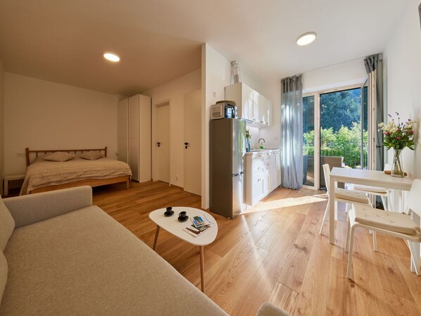 Möbel, Eigentum, Pflanze, Gebäude, Tabelle, Holz, Zimmerpflanze, Beleuchtung, Interior Design