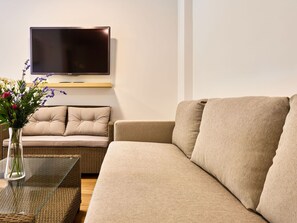 Blume, Möbel, Couch, Gebäude, Komfort, Interior Design, Rechteck, Wohnzimmer, Flooring, Vase