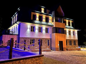 Propriété, Fenêtre, Bâtiment, Violet, Architecture, Arbre, Façade, Neige, Point De Repère, Électricité