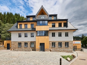 Wolke, Himmel, Gebäude, Pflanze, Fenster, Baum, Haus, Fassade, Dach, Landschaft