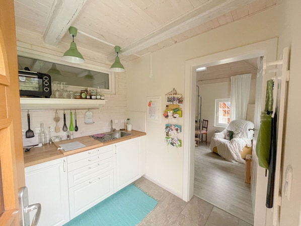 Cabinetry, Propriété, Comptoir, Plante D'Appartement, Design Intérieur, Bâtiment, Tiroir, Sol, Bois, Sol