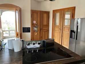 Propriété, Meubles, Bois, Design Intérieur, Cabinetry, Sol, Sol, Cuisine, Porte