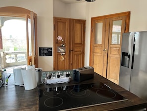 Eigentum, Möbel, Holz, Interior Design, Cabinetry, Fussboden, Flooring, Küche, Tür