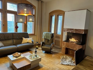 Möbel, Eigentum, Couch, Fenster, Bilderrahmen, Interior Design, Tabelle, Holz, Wohnzimmer, Fussboden