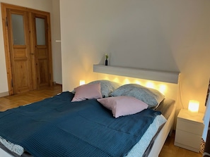Möbel, Komfort, Holz, Kissen, Lampe, Gebäude, Tür, Bettrahmen, Flooring, Bett