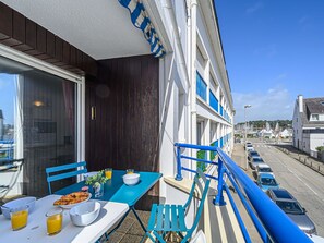 Wasser, Himmel, Gebäude, Pflanze, Eigentum, Schwimmbad, Azurblau, Baum, Fenster, Haus
