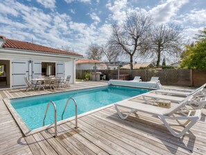 Water, Sky, Building, Plant, Property, Swimming Pool, Azure, Tree, Window, House