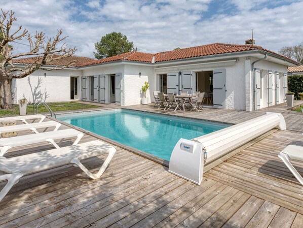Water, Sky, Building, Plant, Property, Swimming Pool, Azure, Tree, Window, House