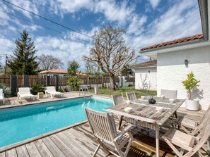 Water, Sky, Building, Plant, Property, Swimming Pool, Azure, Tree, Window, House
