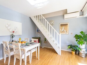 L'Eau, Ciel, Bâtiment, Plante, Propriété, Piscine, Bleu Azur, Arbre, Fenêtre, Maison