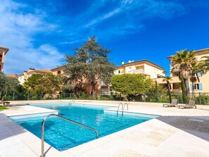 L'Eau, Ciel, Bâtiment, Plante, Propriété, Piscine, Bleu Azur, Arbre, Fenêtre, Maison