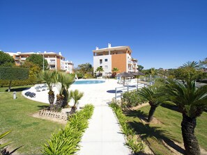 L'Eau, Ciel, Bâtiment, Plante, Propriété, Piscine, Bleu Azur, Arbre, Fenêtre, Maison