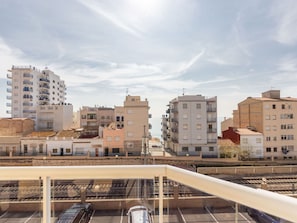 Wasser, Himmel, Daytime, Gebäude, Azurblau, Strand, Küsten Und Ozeanische Forms, Urban Design, Horizont, Wolke