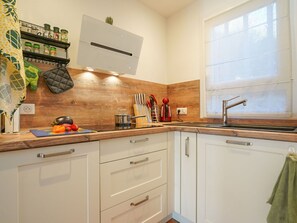 Cabinetry, Countertop, Eigentum, Spüle, Gebäude, Küche, Holz, Schublade, Küchengerät, Sinken