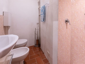 Propriété, Luminaire Plomberie, Salle De Bains, Violet, Bâtiment, Design Intérieur, Toilette, Lavabo, Sol