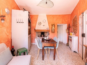 Meubles, Table, Orange, Chaise, Design Intérieur, Éclairage, Bâtiment, Tiroir, Bois, Cabinetry