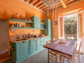 Cabinetry, Möbel, Eigentum, Tabelle, Countertop, Stuhl, Holz, Küchengerät, Interior Design, Küche