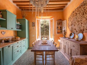 Möbel, Cabinetry, Eigentum, Tabelle, Schublade, Holz, Interior Design, Beleuchtung, Stuhl, Flooring