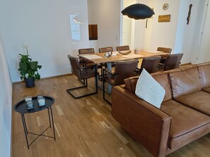 Tabelle, Möbel, Stuhl, Pflanze, Holz, Gebäude, Couch, Interior Design, Flooring, Fussboden