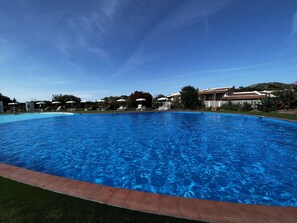 L'Eau, Ciel, Nuage, Bâtiment, Piscine, Plante, Bleu, Rectangle, Maison, Paysage Naturel