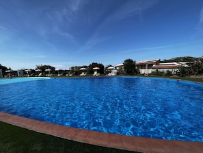 Wasser, Himmel, Wolke, Gebäude, Schwimmbad, Pflanze, Blau, Rechteck, Haus, Natürliche Landschaft