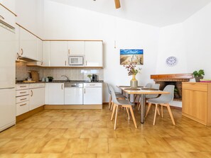 Countertop, Cabinetry, Eigentum, Möbel, Sinken, Holz, Tabelle, Zimmerpflanze, Interior Design, Küche