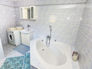 Tap, Plumbing Fixture, Mirror, Property, Bathroom, Bathtub, Sink, Bathroom Sink, Interior Design