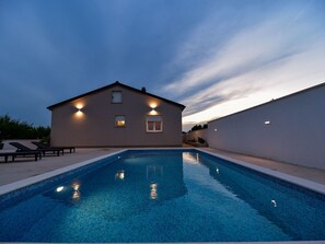 Wasser, Himmel, Gebäude, Schwimmbad, Fenster, Azurblau, Haus, Wolke, Schatten, Gewässer