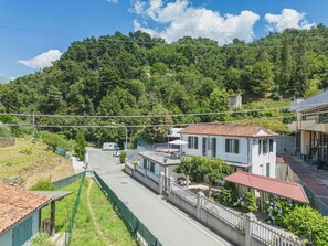 Cloud, Sky, Plant, Building, Window, Tree, Vegetation, Urban Design, Slope, House