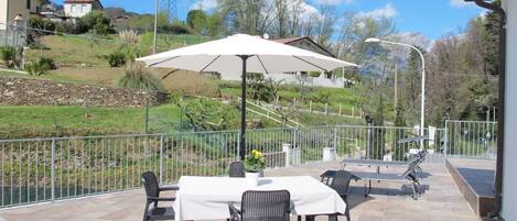 Plante, Nuage, Ciel, Meubles, Propriété, Table, Bâtiment, Parapluie, Ombre, Mobilier De Jardin