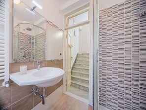 Mirror, Property, Tap, Plumbing Fixture, Sink, Bathroom, Bathroom Sink, Wood, Floor