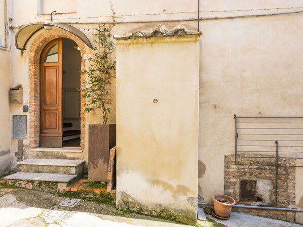 Building, Wood, Door, Neighbourhood, Brick, Rural Area, Facade, Plant, Road Surface, Tints And Shades