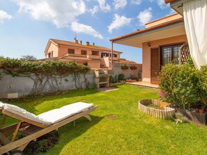 Sky, Plant, Building, Cloud, Property, Window, Azure, Land Lot, Shade, House