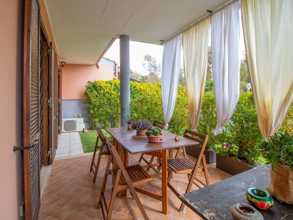 Plant, Table, Furniture, Property, Houseplant, Flowerpot, Building, Chair, Wood, Shade