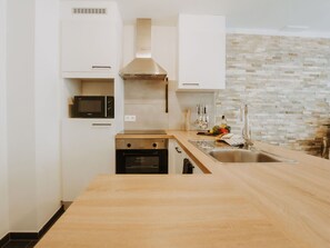 Cabinetry, Countertop, Sinken, Zapfhahn, Holz, Küche, Interior Design, Holzbeize, Flooring, Schublade