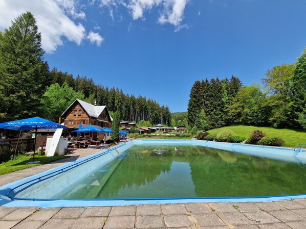 Wasser, Pflanze, Himmel, Wolke, Eigentum, Azurblau, Schwimmbad, Baum, Gewässer, Natürliche Landschaft