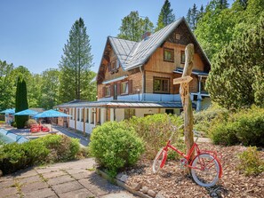 Pflanze, Himmel, Eigentum, Fenster, Rad, Gebäude, Baum, Haus, Fahrrad-Rad