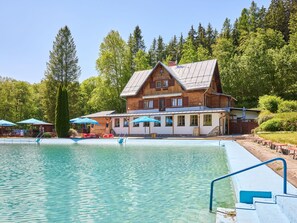 Wasser, Himmel, Pflanze, Schwimmbad, Baum, Gebäude, Gewässer, Fenster, Freizeit, Haus