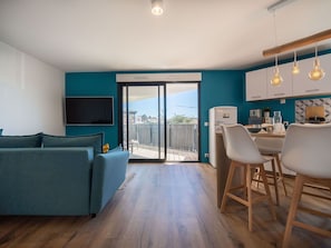 Möbel, Eigentum, Couch, Azurblau, Interior Design, Holz, Die Architektur, Stuhl, Wohnzimmer