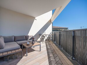 Gebäude, Himmel, Schatten, Haus, Couch, Holz, Urban Design, Gartenmöbel, Grundeigentum, Stadt