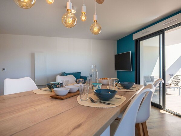 Tabelle, Eigentum, Möbel, Azurblau, Stuhl, Holz, Interior Design, Gebäude, Beleuchtung, Fenster