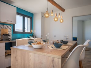 Eigentum, Countertop, Möbel, Cabinetry, Sinken, Zapfhahn, Azurblau, Holz, Küche, Interior Design