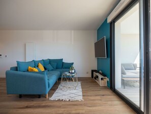 Eigentum, Möbel, Komfort, Couch, Azurblau, Tabelle, Textil, Interior Design, Holz, Flooring