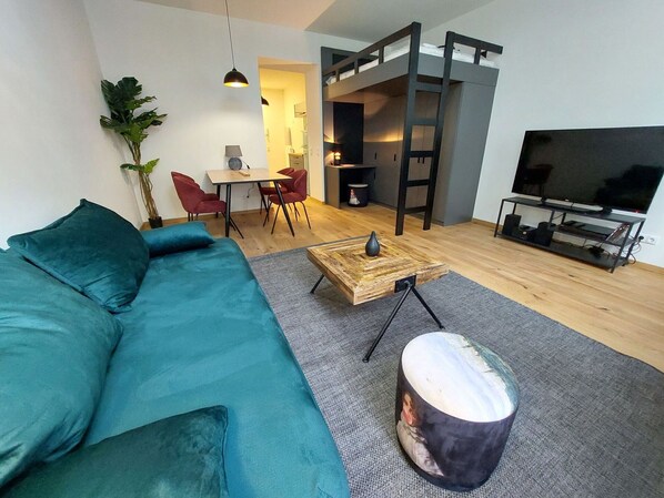 Meubles, Canapé, Propriété, Table, Plante, Bois, Éclairage, Confort, Design Intérieur, Sol