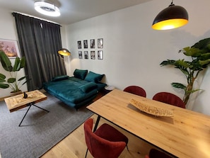 Table, Propriété, Meubles, Plante, Bois, Confort, Éclairage, Design Intérieur, Architecture, Rideau