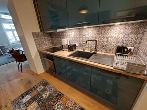 Marron, Comptoir, Cabinetry, Robinet, Propriété, Évier, Meubles, Evier, Luminaire Plomberie, Cuisine