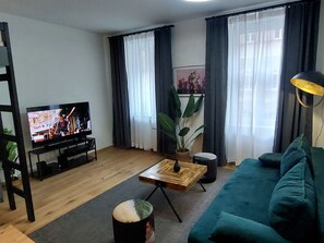 Meubles, Propriété, Canapé, Confort, Table, Design Intérieur, Télévision, Bois, Rideau, Salon